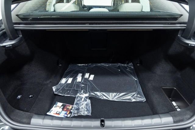 Used 2025 BMW 760i xDrive w/ Executive Package image 15