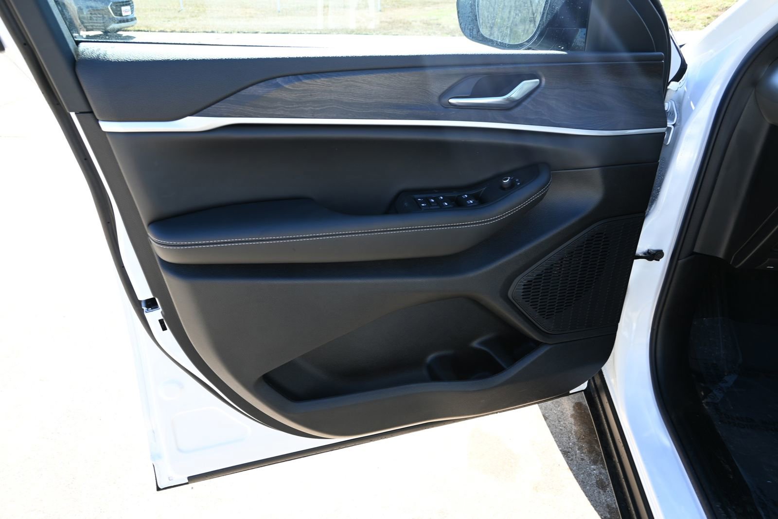 New 2026 Jeep Grand Cherokee Laredo image 8