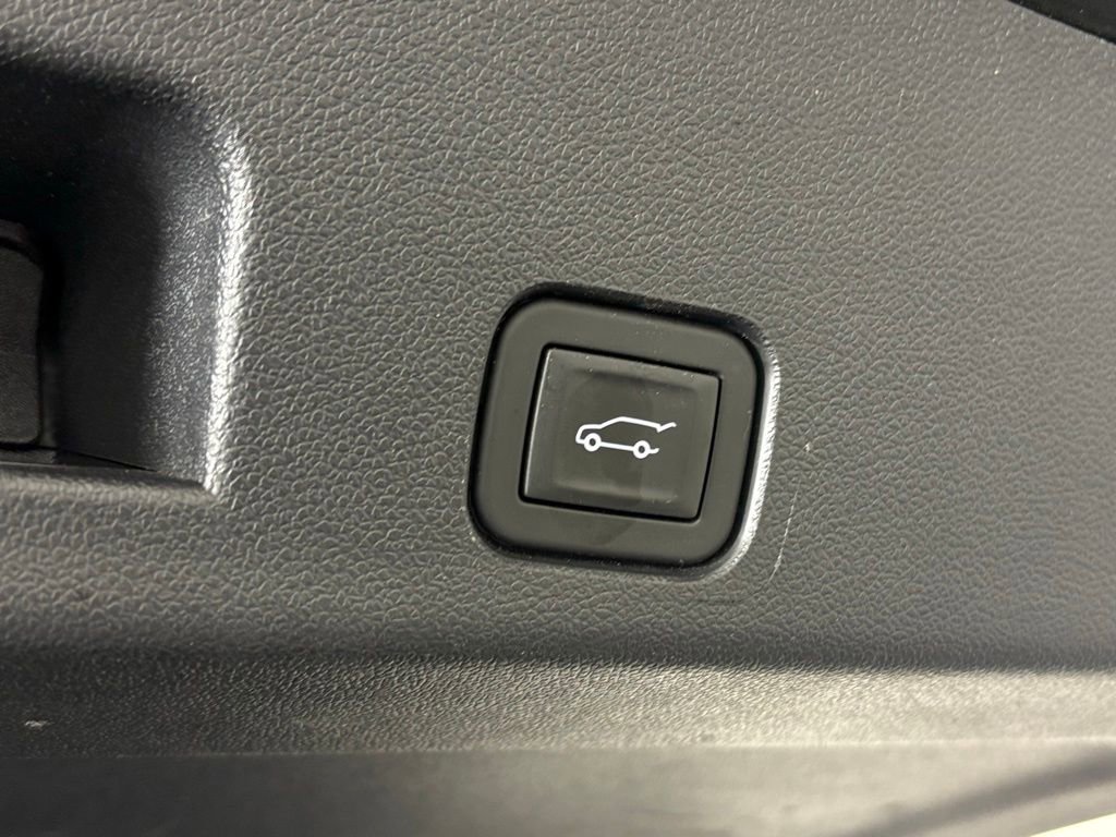 Used 2025 Chevrolet Traverse LT FWD image 45