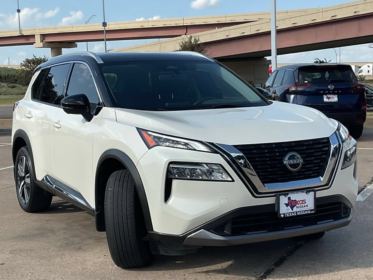 Used 2023 Nissan Rogue SL FWD image 3