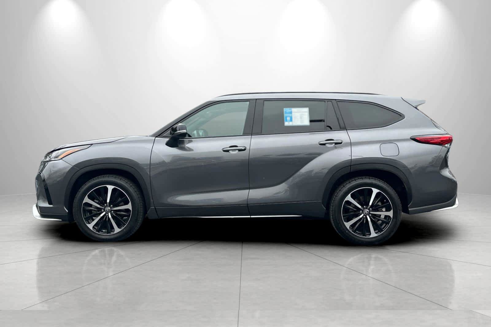 Used 2022 Toyota Highlander XSE AWD/4WD image 5