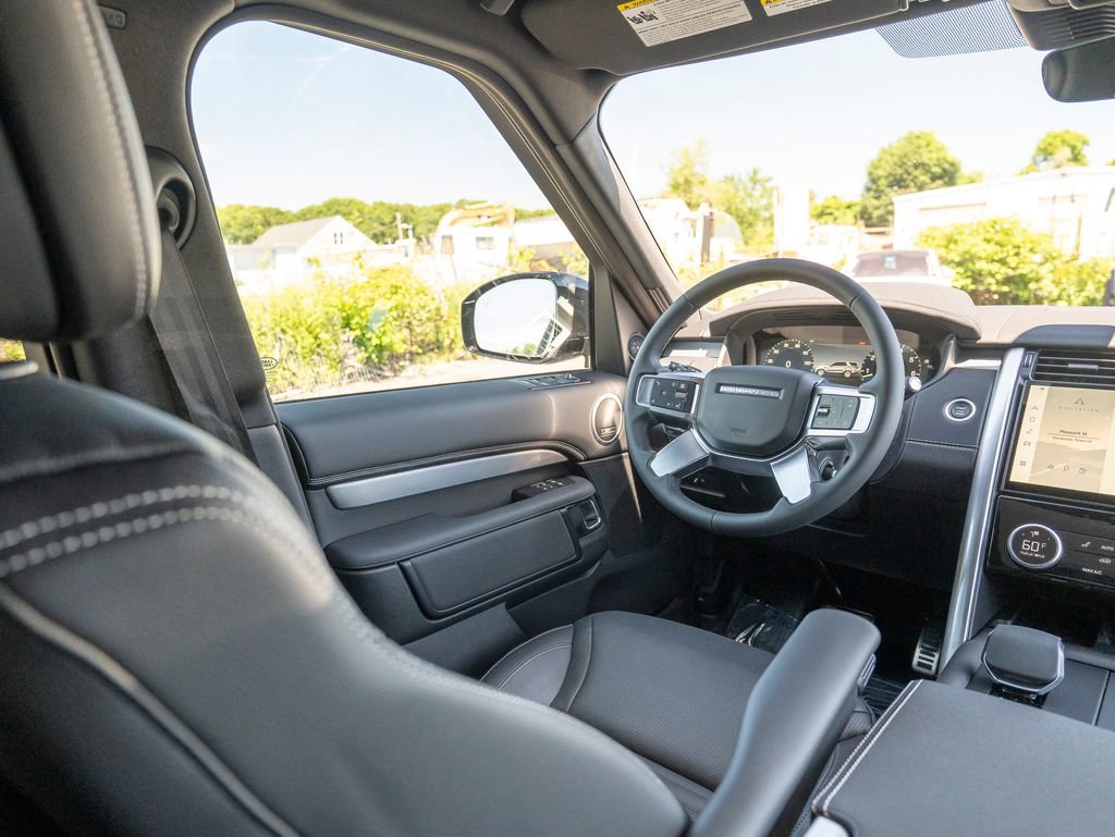 New 2025 Land Rover Discovery Dynamic SE image 17
