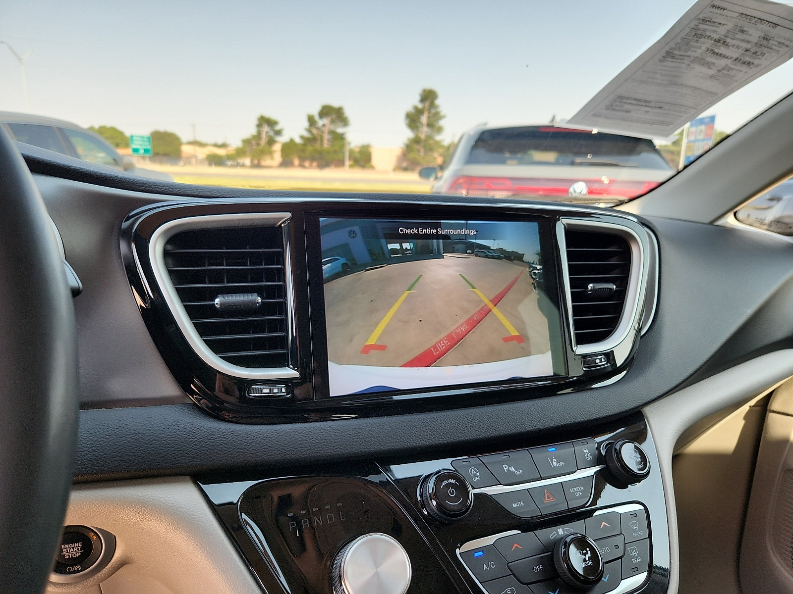 Used 2023 Chrysler Pacifica Touring-L FWD image 18