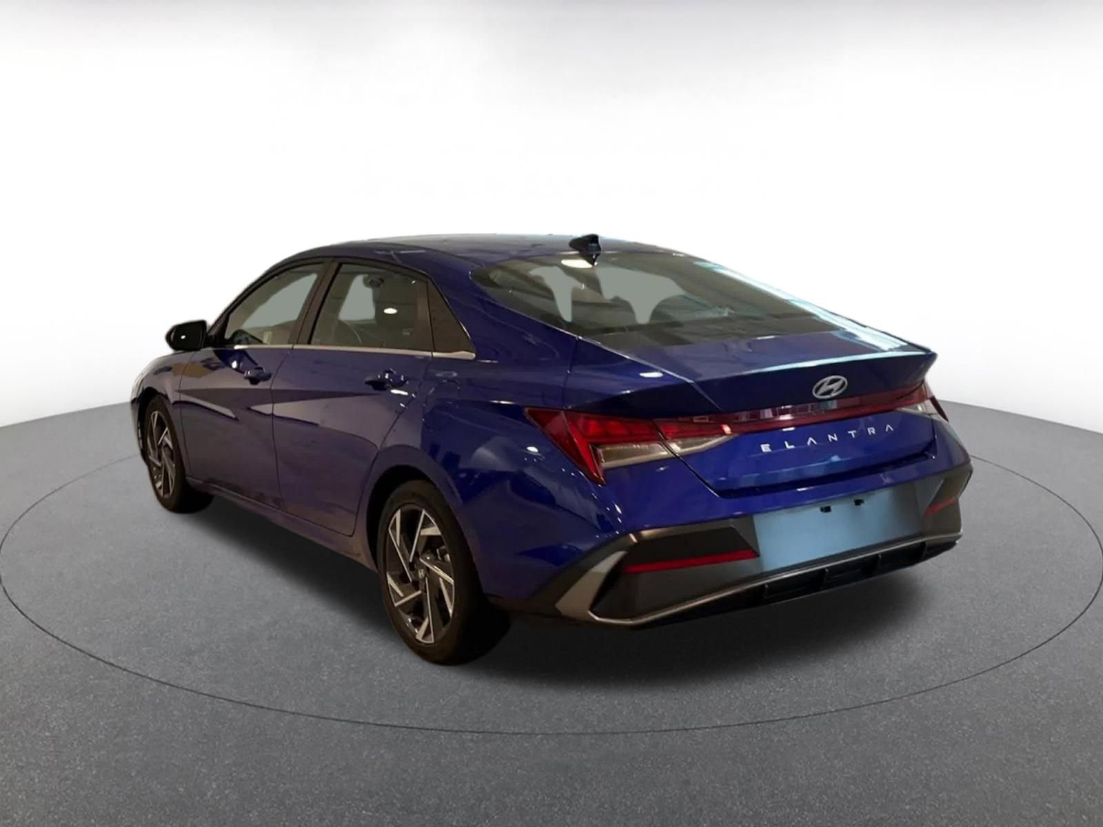 Used 2025 Hyundai Elantra SEL image 11