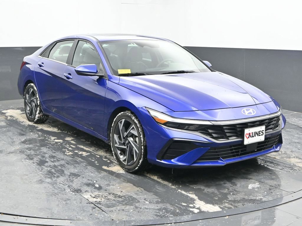 Used 2025 Hyundai Elantra SEL image 3