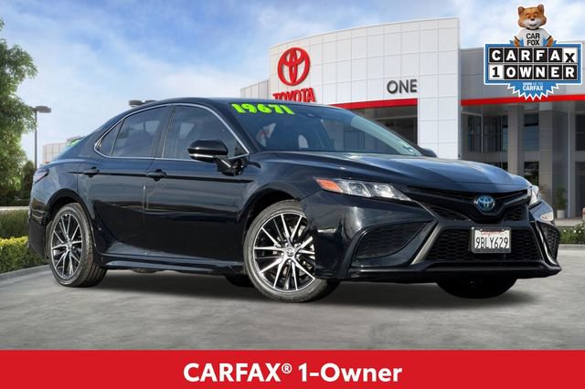 Used 2022 Toyota Camry SE image 2