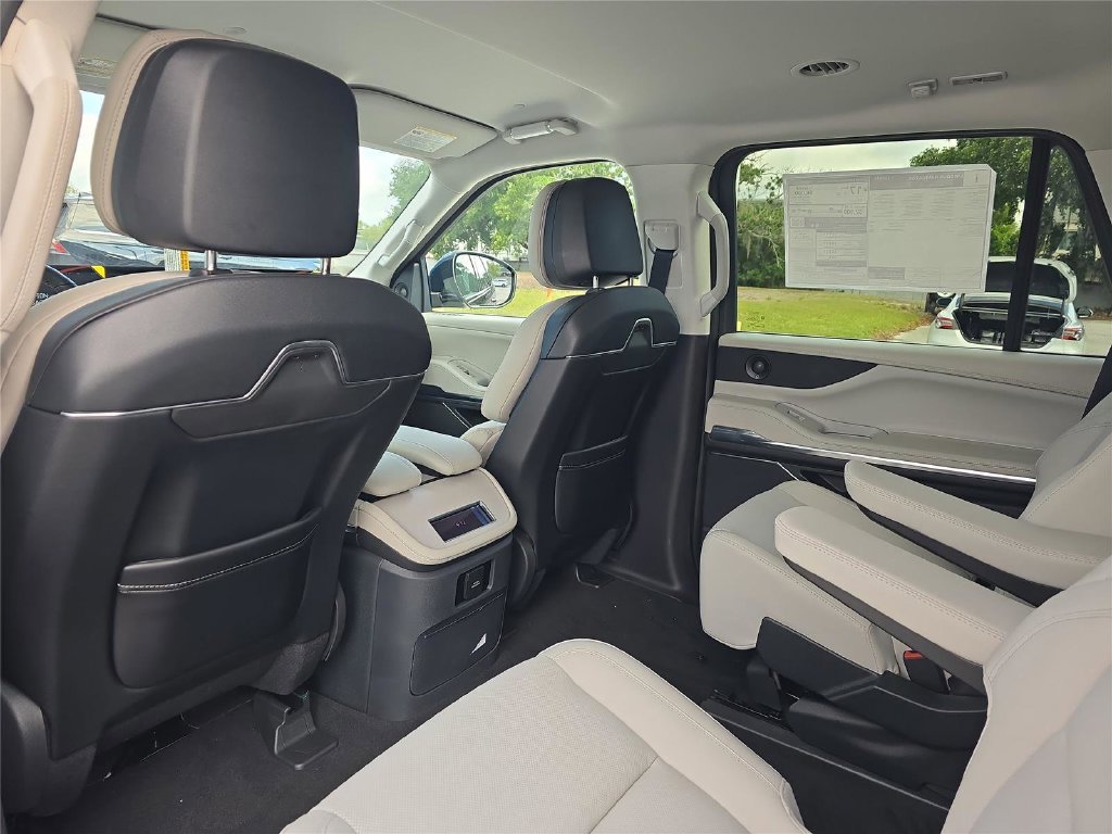 New 2026 Lincoln Navigator Premiere AWD/4WD image 13
