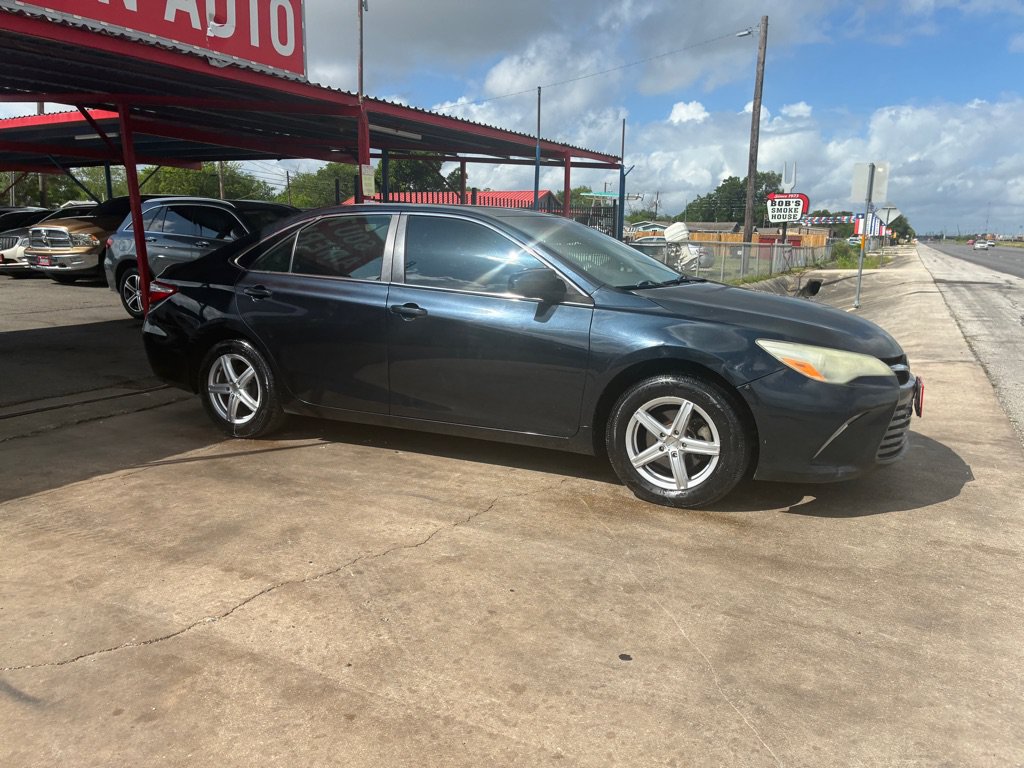 Used 2015 Toyota Camry LE FWD image 4