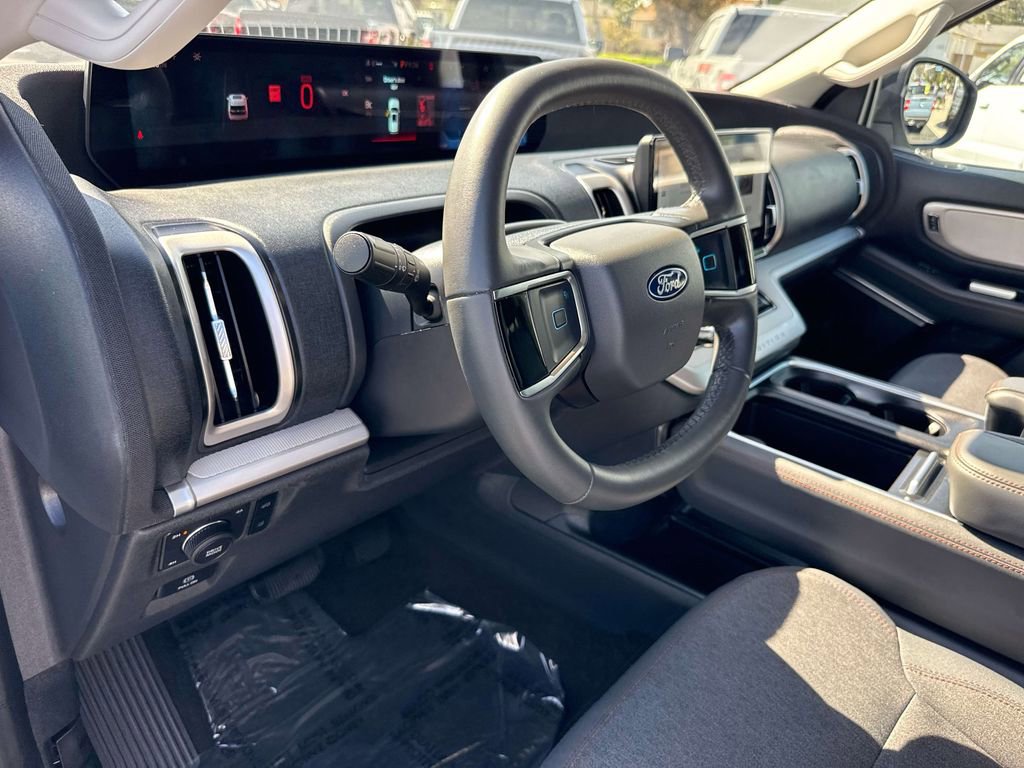 Certified 2025 Ford Expedition Active image 27