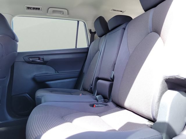Used 2024 Toyota Highlander LE FWD image 11