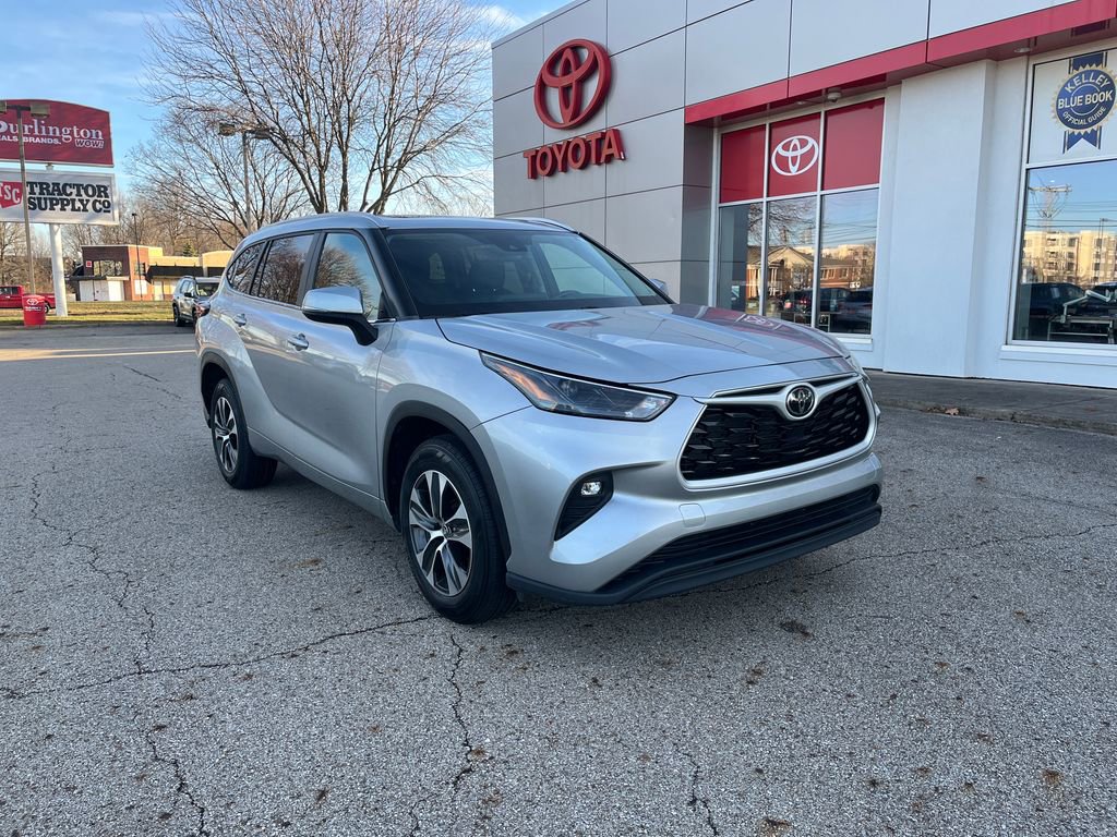 Certified 2024 Toyota Highlander XLE image 8