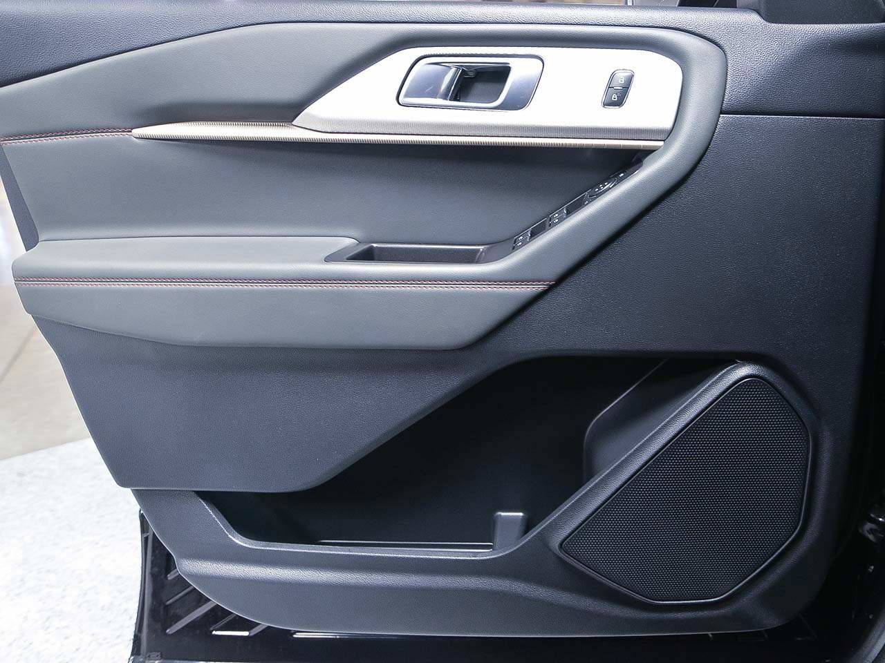 Used 2025 Ford Explorer Active image 7