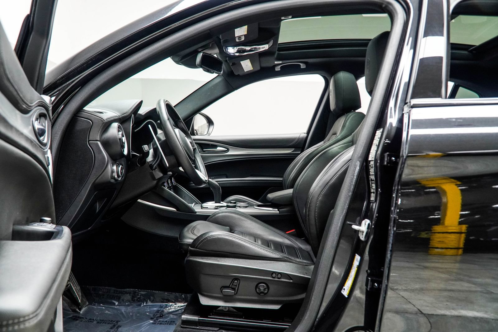 Used 2023 Alfa Romeo Stelvio Veloce AWD/4WD image 39