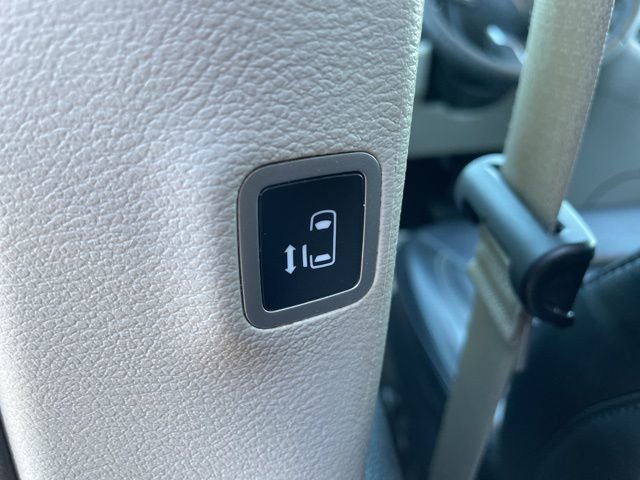 Used 2023 Chrysler Pacifica Touring-L image 28