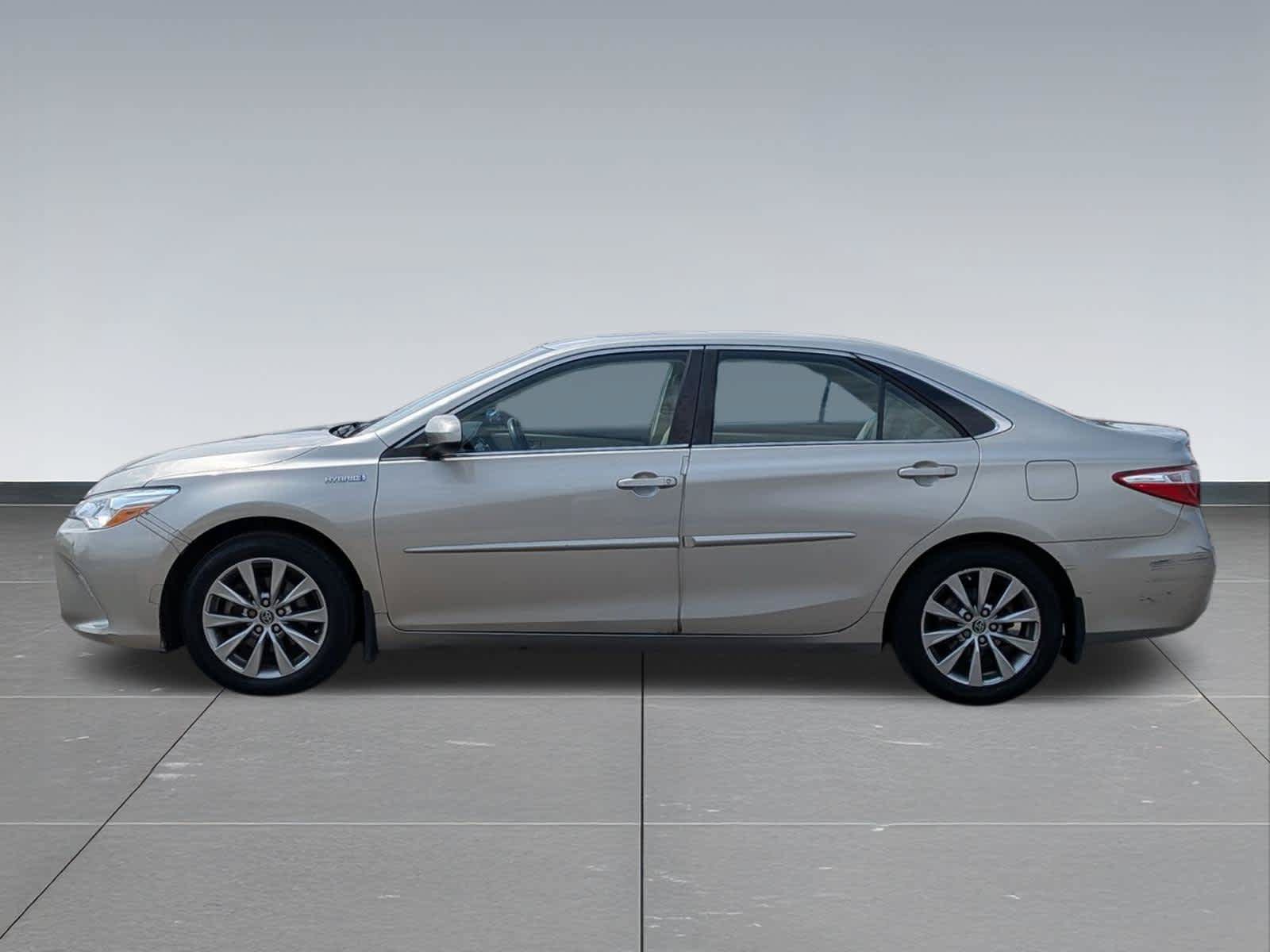 Used 2015 Toyota Camry XLE w/ Moonroof Package FWD image 2