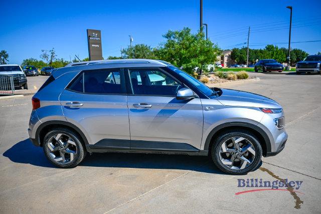 Used 2023 Hyundai Venue SEL FWD image 6