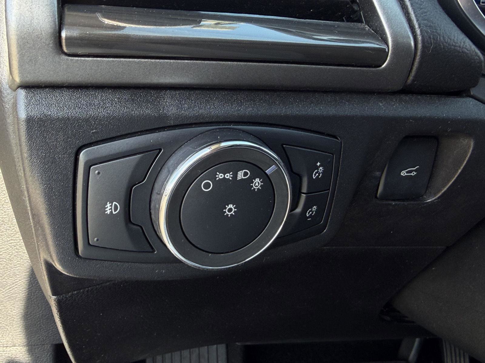 Used 2017 Ford Fusion SE w/ Fusion SE Technology Package image 19