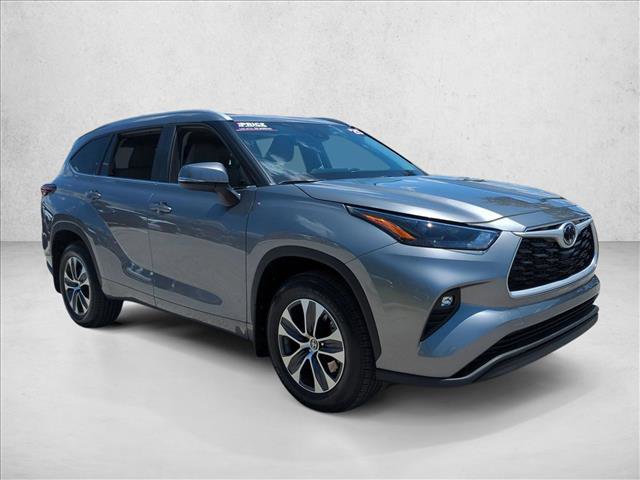 Certified 2025 Toyota Highlander XLE AWD/4WD image 3