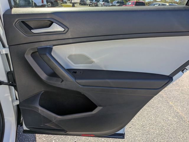 Used 2021 Volkswagen Tiguan SE image 32