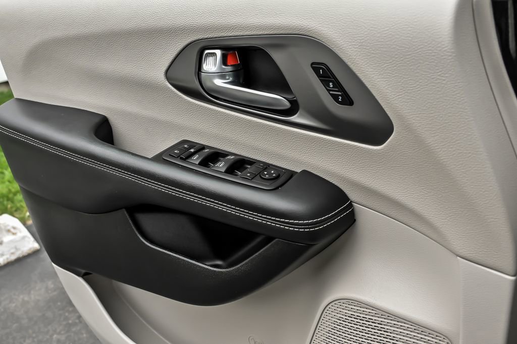 Used 2023 Chrysler Pacifica Touring-L FWD image 13