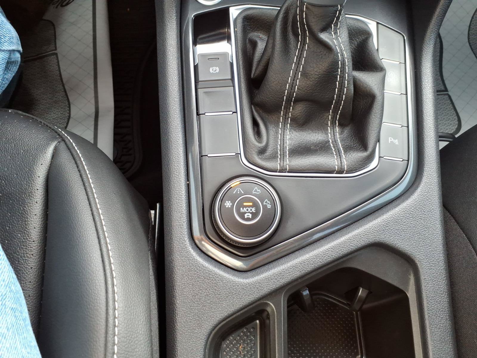Used 2024 Volkswagen Tiguan SE R-Line AWD/4WD image 16