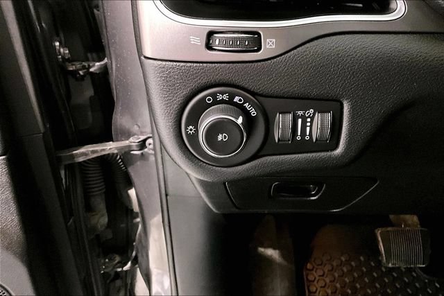 Used 2019 Jeep Cherokee Latitude Plus w/ Cold Weather Group AWD/4WD image 44