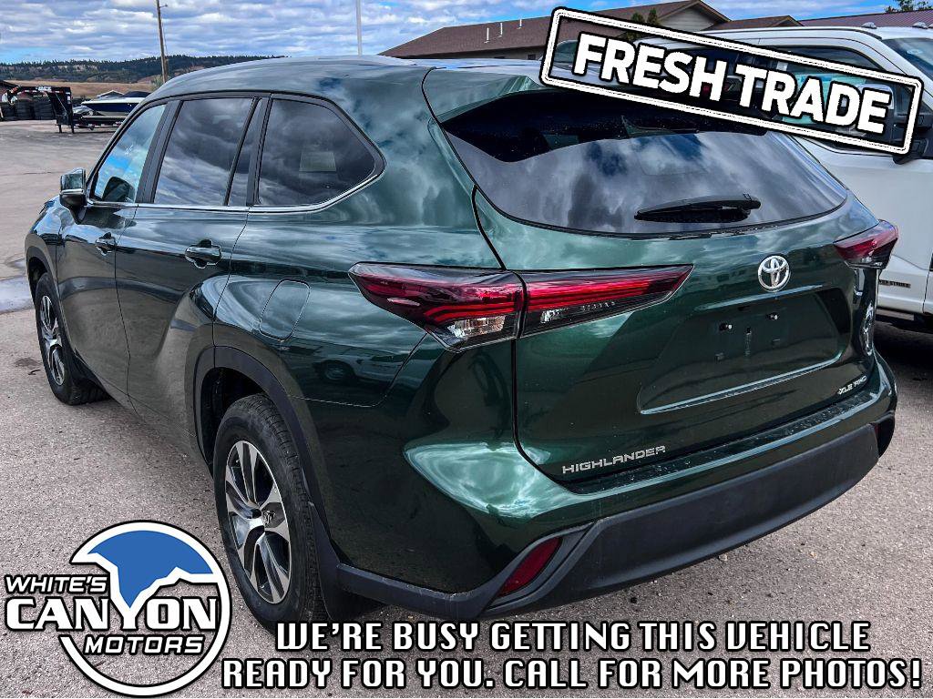 Used 2024 Toyota Highlander XLE image 3