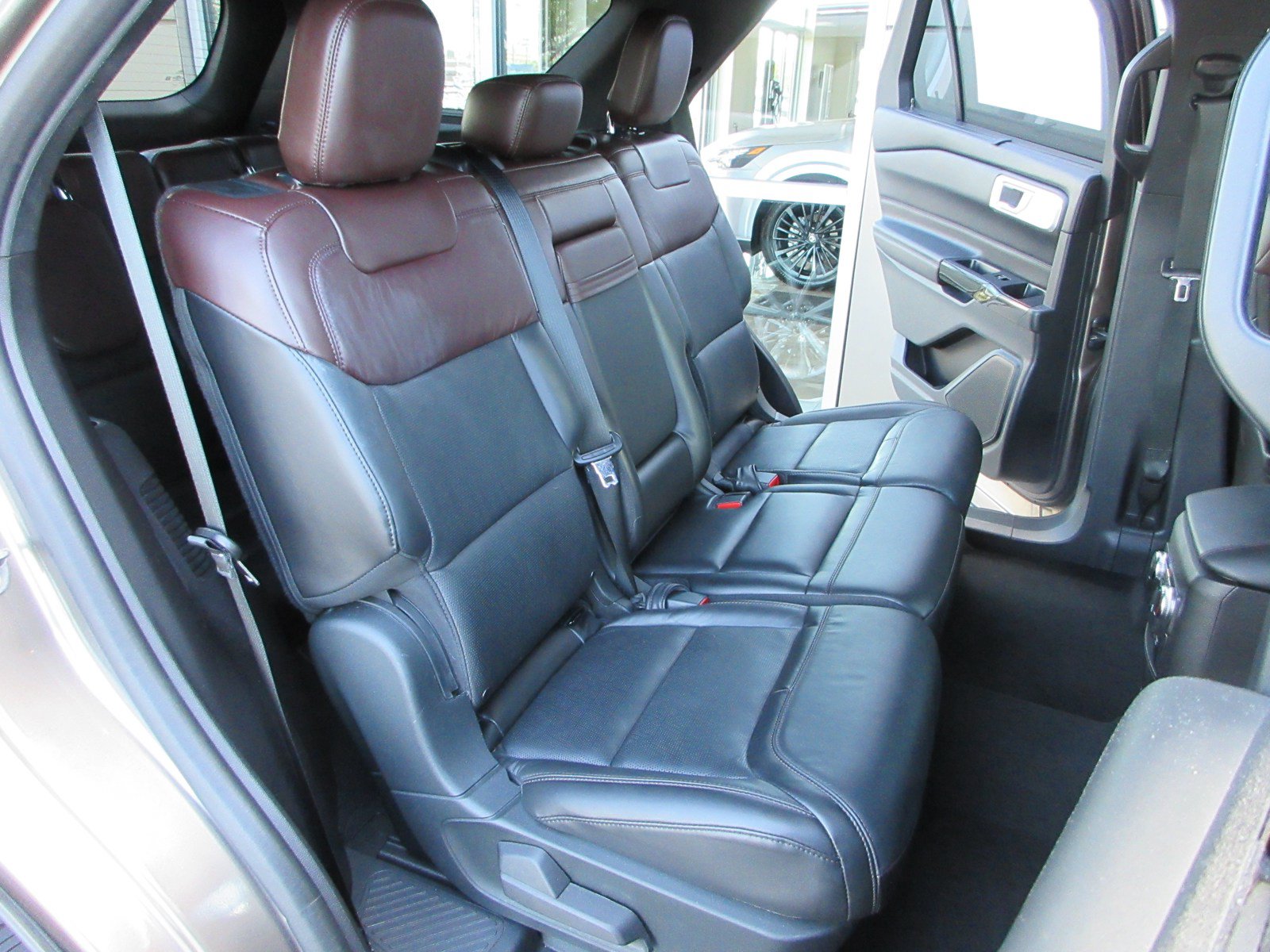 Used 2021 Ford Explorer Platinum w/ Equipment Group 601A AWD/4WD image 23