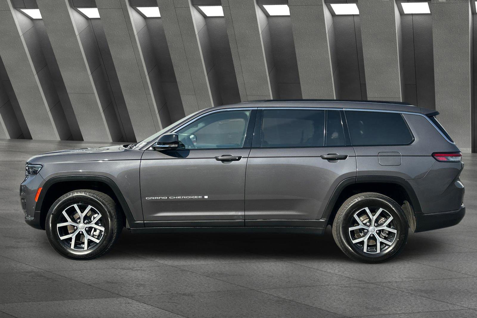 Used 2024 Jeep Grand Cherokee L Limited w/ Luxury Tech Group II image 7