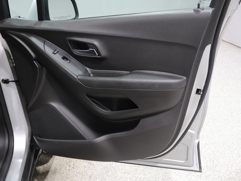 Used 2018 Chevrolet Trax LT w/ LT Convenience Package AWD/4WD image 22