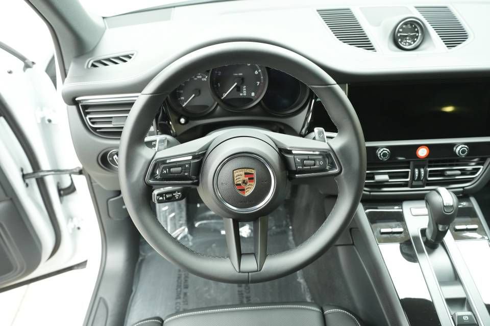 Certified 2025 Porsche Macan AWD/4WD image 13