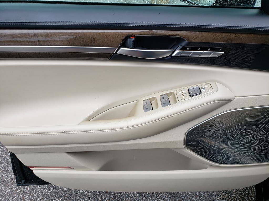 Used 2017 Genesis G90 3.3T Premium image 9