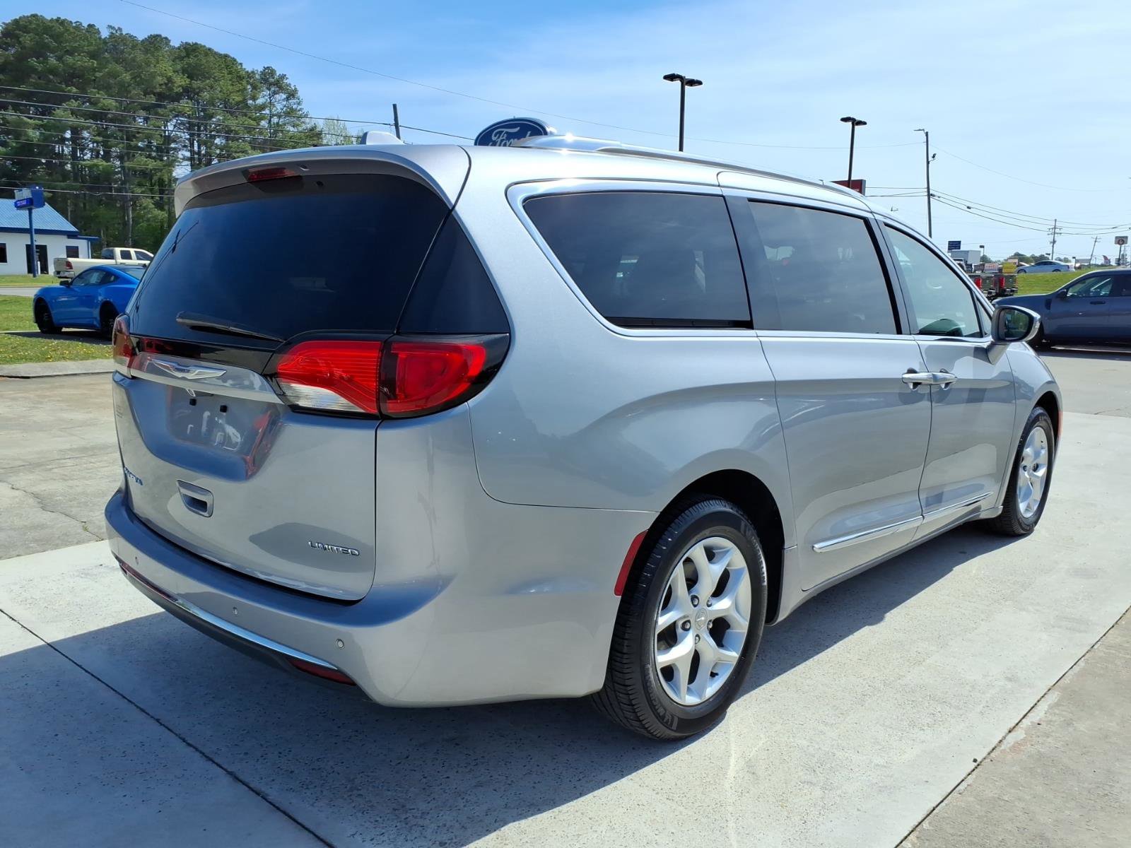 Used 2020 Chrysler Pacifica Limited image 5