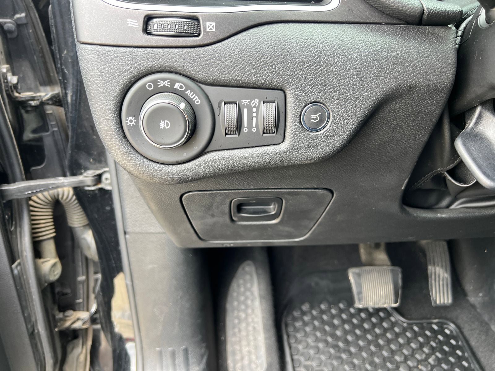 Used 2020 Jeep Cherokee Trailhawk w/ Comfort/Convenience Group AWD/4WD image 19
