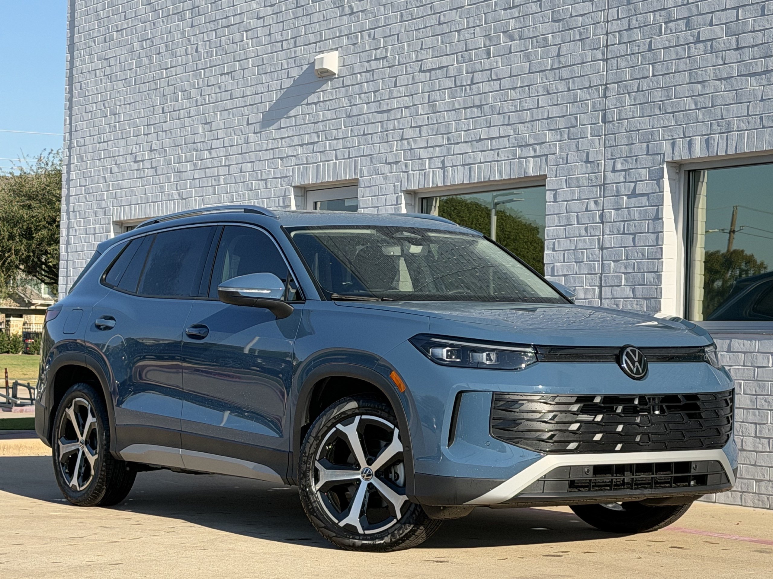 New 2026 Volkswagen Tiguan SE FWD image 2