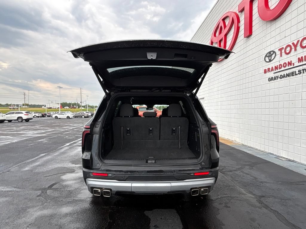Used 2024 Chevrolet Traverse LT FWD image 32