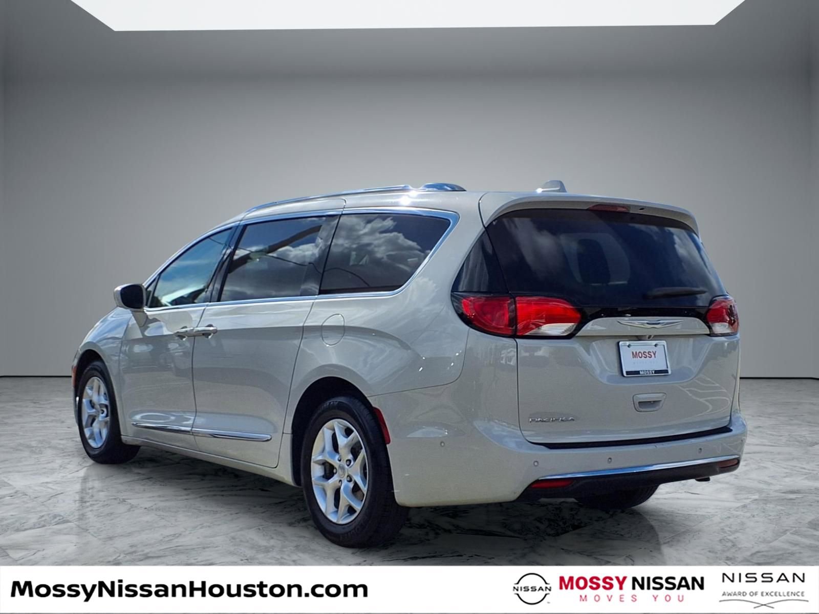 Used 2020 Chrysler Pacifica Touring-L Plus w/ Tire & Wheel Group image 2