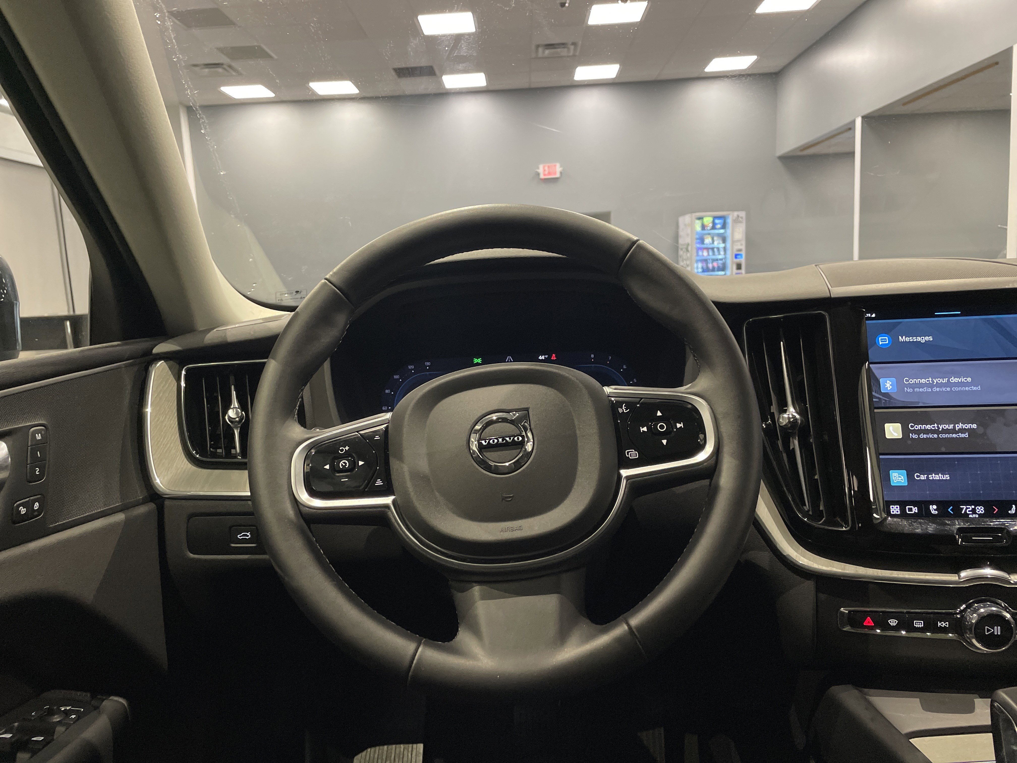 Used 2025 Volvo XC60 B5 Plus image 19