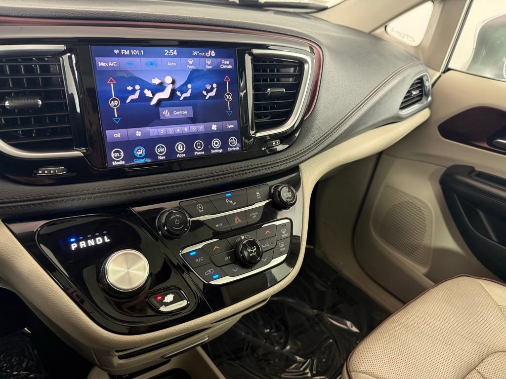 Used 2020 Chrysler Pacifica Limited image 21