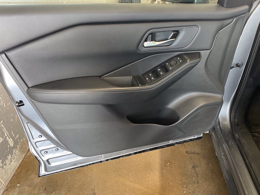 Certified 2026 Nissan Rogue SV FWD image 9