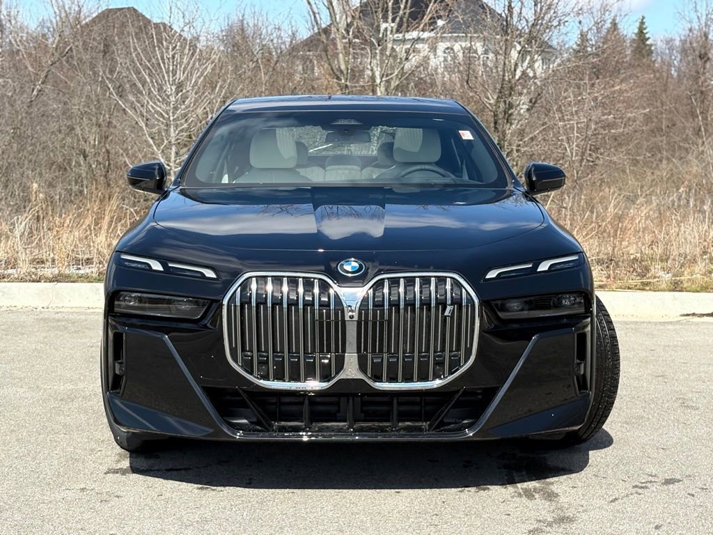 Used 2025 BMW i7 xDrive60 w/ Premium Package image 3
