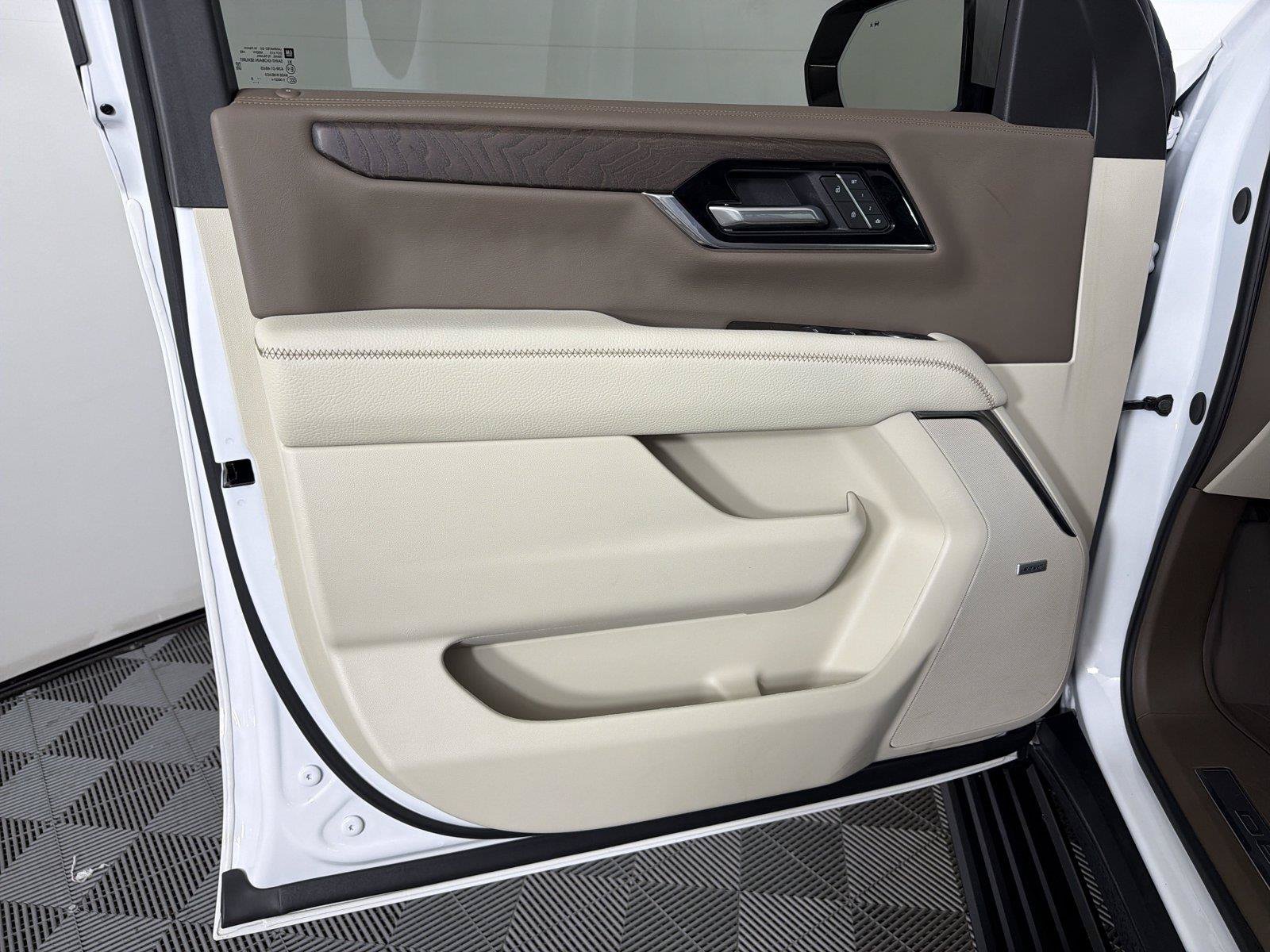 Used 2025 GMC Yukon XL Denali w/ Sun & Power Step Package RWD image 8