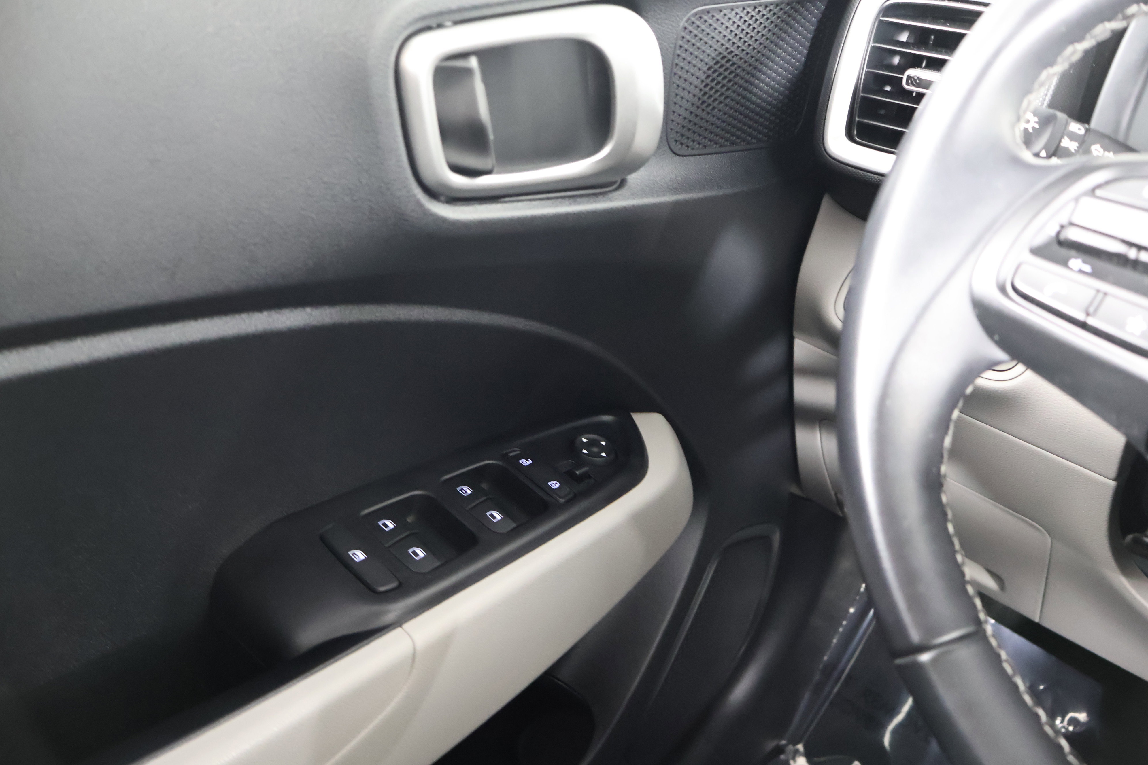 Used 2024 Hyundai Venue SEL image 33