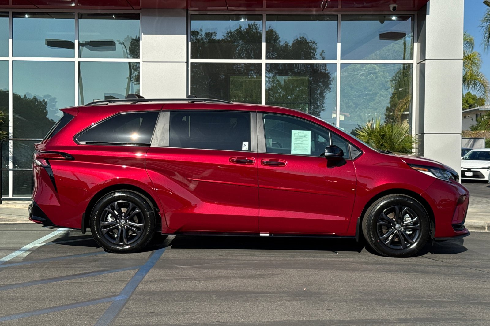 Certified 2025 Toyota Sienna XSE image 4