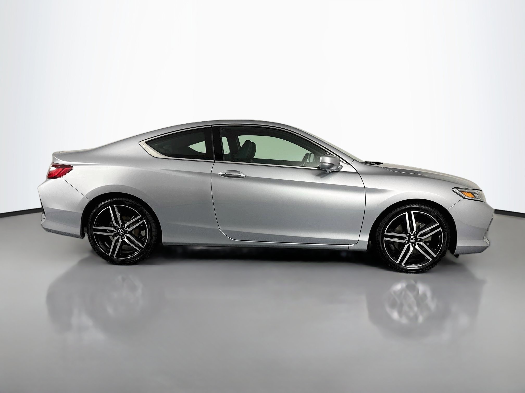 Used 2017 Honda Accord Touring image 4