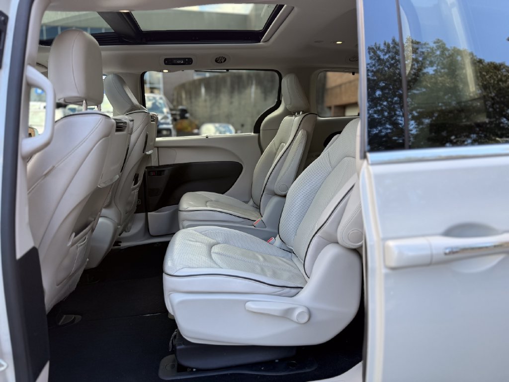 Used 2019 Chrysler Pacifica Limited w/ Advanced Safetytec Group FWD image 29
