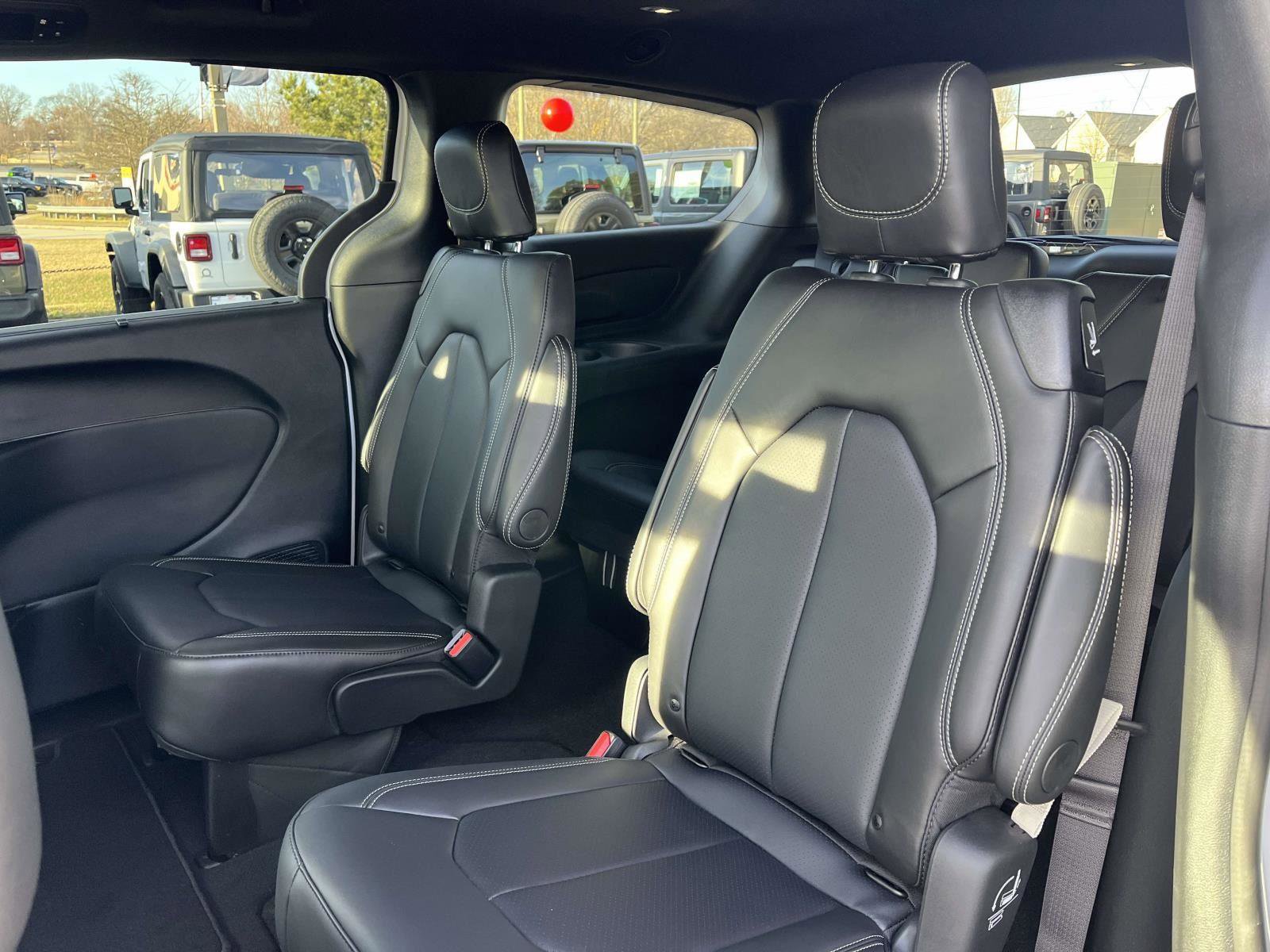 New 2026 Chrysler Pacifica Select FWD image 16