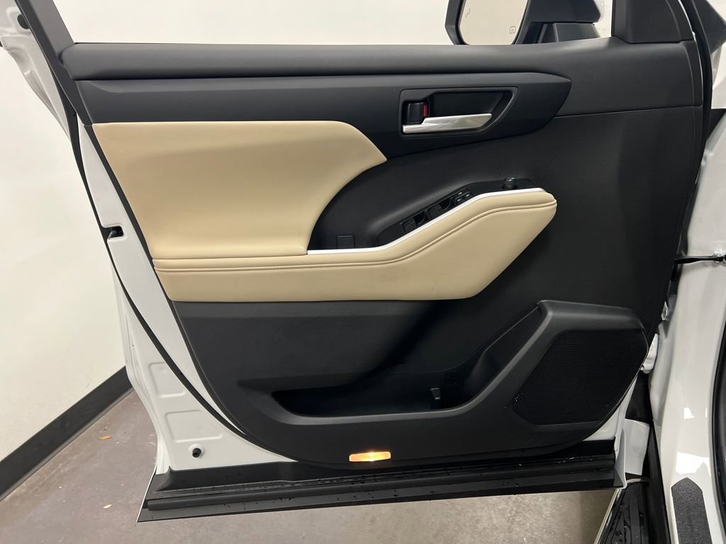 Used 2025 Toyota Highlander XLE image 12