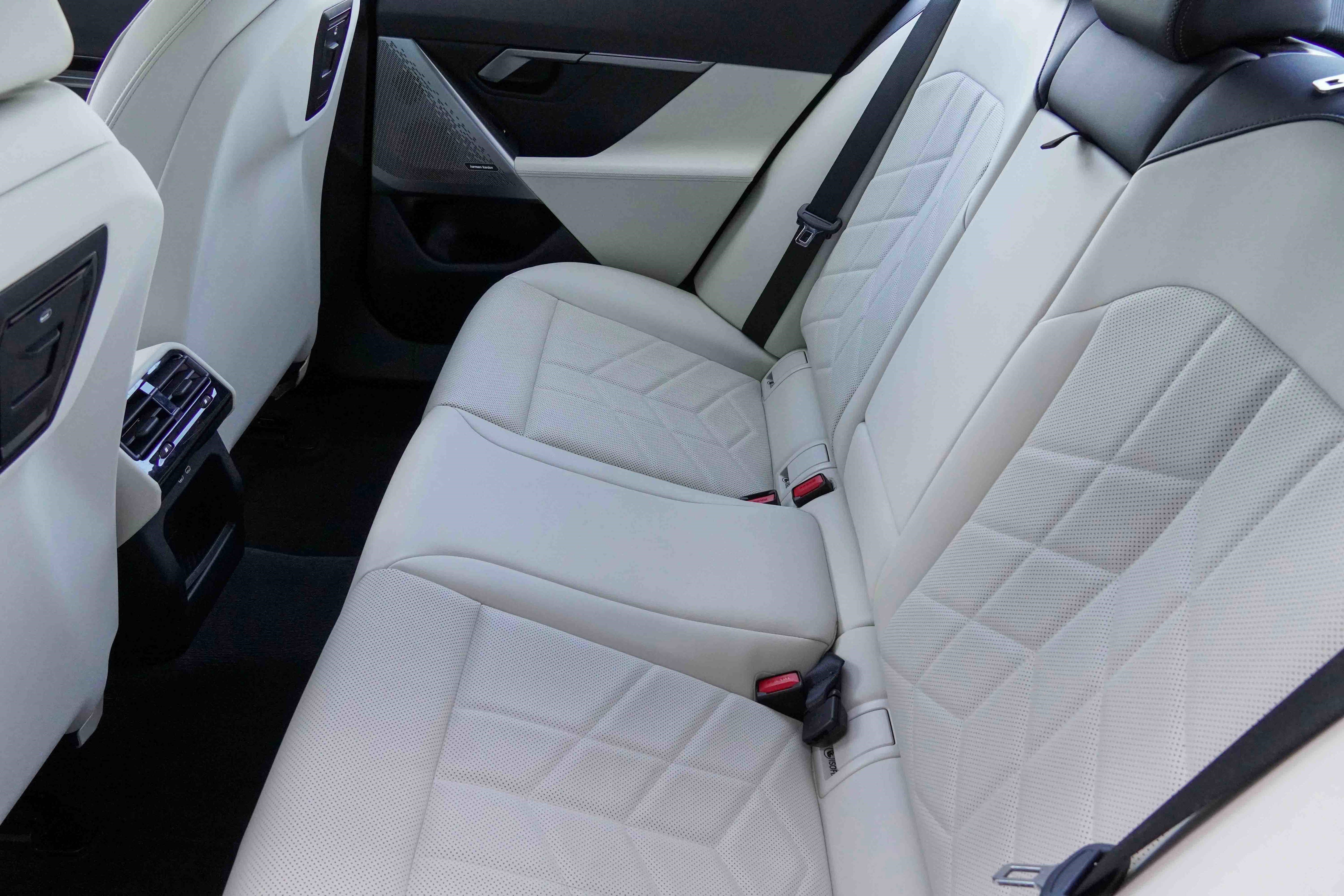 Certified 2025 BMW 530i xDrive image 37