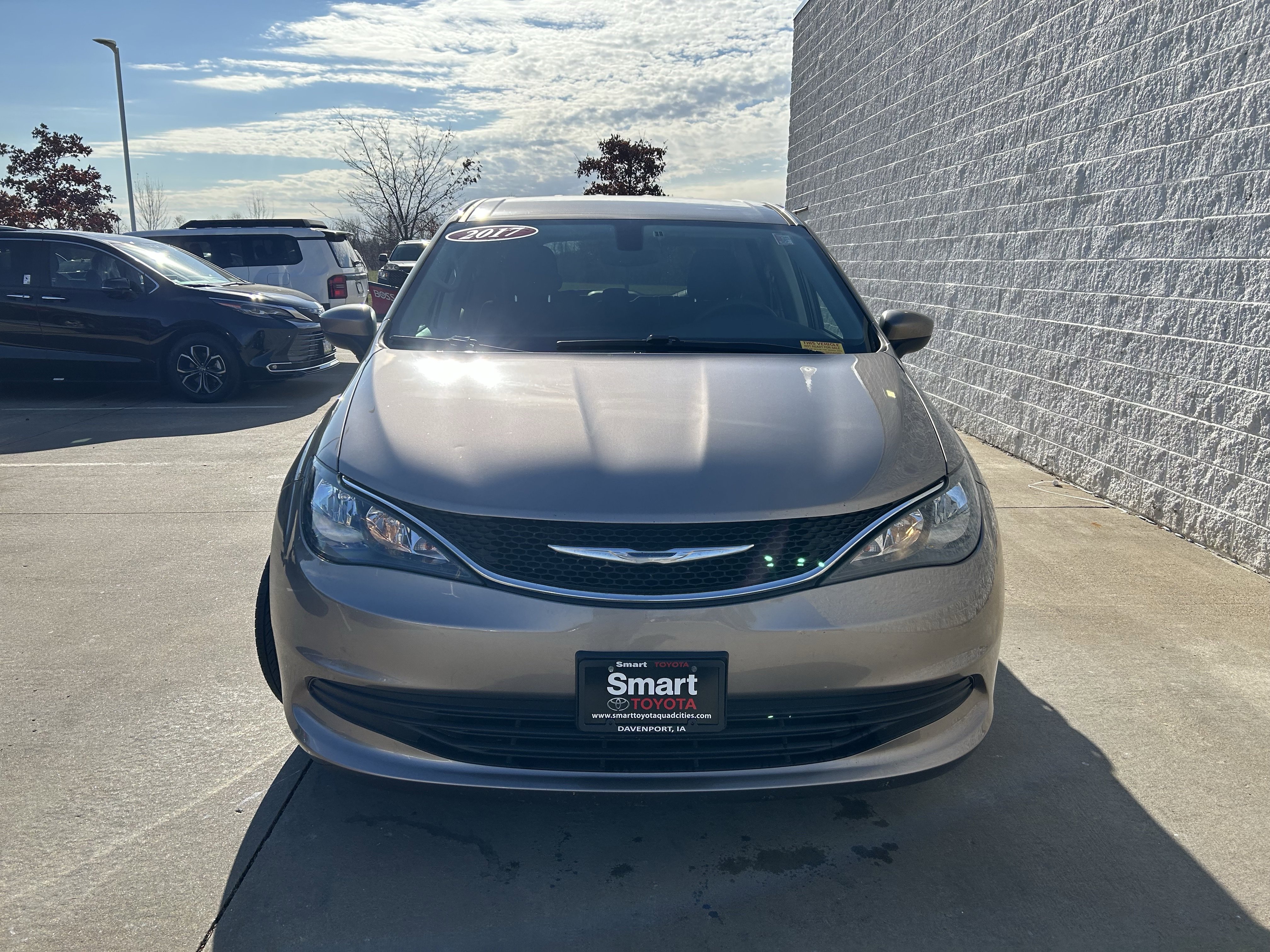 Used 2017 Chrysler Pacifica Touring w/ Tire & Wheel Group image 2